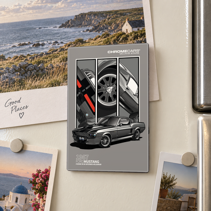 Illustrative Mockup-Nahansicht eines hochkantigen ChromeCars-Motivmagneten am hellen Kühlschrank zwischen Urlaubsfotos. Das graue Motiv zeigt den Ford Mustang Shelby GT500 „ELEANOR“ mit schwarzen Streifen vor drei Detailfeldern mit Heck, Rad und Fahrzeugseite. Rechts ist der Kühlschrankgriff zu sehen.