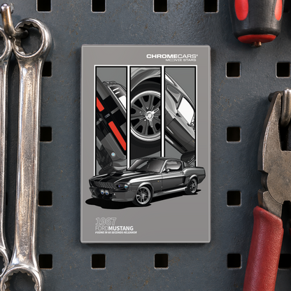 Illustrative Mockup-Nahansicht eines grauen ChromeCars-Motivmagneten an einer dunklen, gelochten Werkzeugwand. Der Ford Mustang Shelby GT500 „ELEANOR“ ist schräg von vorn dargestellt, dahinter drei Detailfelder mit Heck, Rad und Fahrzeugseite. Ringsum hängen Schraubenschlüssel, eine Zange und ein Schraubendreher.