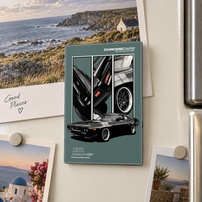 Illustrative Mockup-Nahaufnahme eines ChromeCars-Motivmagneten am cremefarbenen Kühlschrank. Das hochkantige Motiv zeigt einen schwarzen Plymouth GTX mit hellen Streifen und drei senkrechten Fahrzeugdetailfeldern auf graugrünem Grund. Rundherum hängen Urlaubspostkarten, rechts ist der Kühlschrankgriff zu sehen.