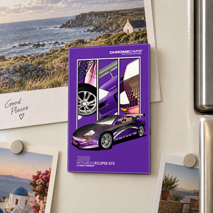 Illustrative Mockup-Szene in Nahaufnahme: Violetter ChromeCars-Motivmagnet mit einem Mitsubishi Eclipse Spyder GTS, Gitterdekor und drei Fahrzeugdetailansichten an einem weißen Kühlschrank. Rundherum sind Reisebilder, runde Magnete und ein silberfarbener Türgriff zu sehen.