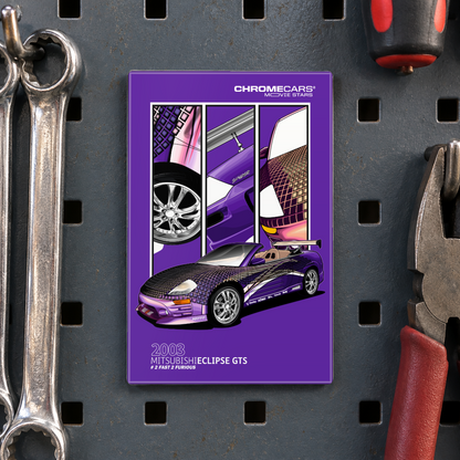 Illustrative Mockup-Szene in Nahaufnahme: Violetter ChromeCars-Motivmagnet an einer grauen, gelochten Werkzeugwand zwischen Ringschlüsseln, Zange und Schraubendreher. Das Motiv zeigt einen offenen Mitsubishi Eclipse Spyder GTS mit Gitterdekor, silberfarbenen Felgen und drei Detailansichten darüber.