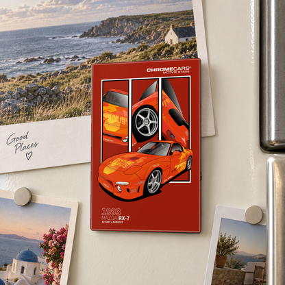 Illustrative Mockup-Nahaufnahme: Roter, hochformatiger ChromeCars-Motivmagnet mit orangefarbenem Mazda RX-7 vor drei Fahrzeugdetailfeldern auf einer hellen Kühlschranktür. Rundherum hängen Reisefotos mit runden Magneten, rechts ist der Kühlschrankgriff zu sehen.