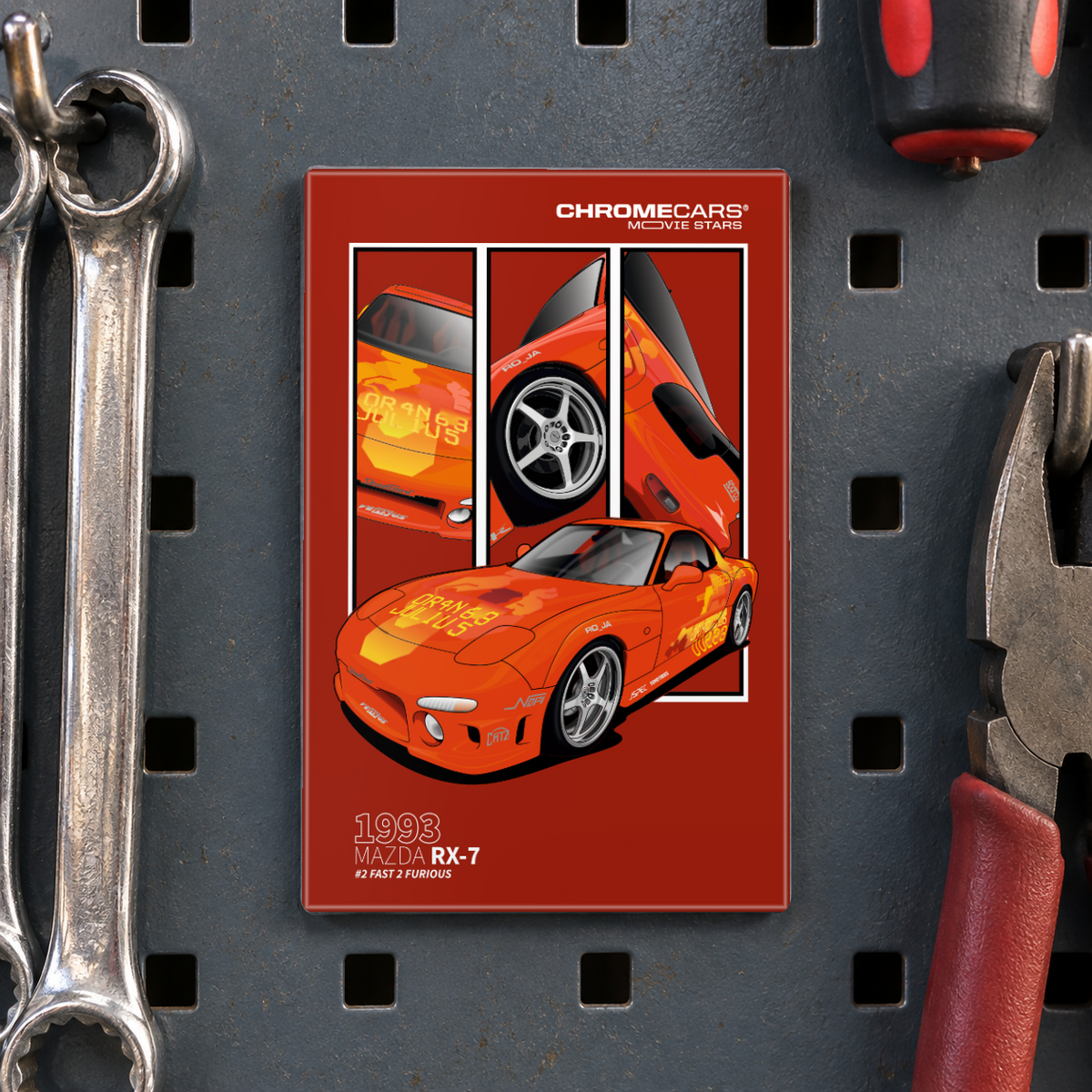 Illustrative Mockup-Nahaufnahme: Roter, hochformatiger ChromeCars-Motivmagnet an einer dunkelgrauen Loch-Werkzeugwand. Das Motiv zeigt einen orangefarbenen Mazda RX-7 vor drei Fahrzeugdetailfeldern. Links hängen Ringschlüssel, rechts sind eine Zange und ein rot-schwarzer Werkzeuggriff zu sehen.
