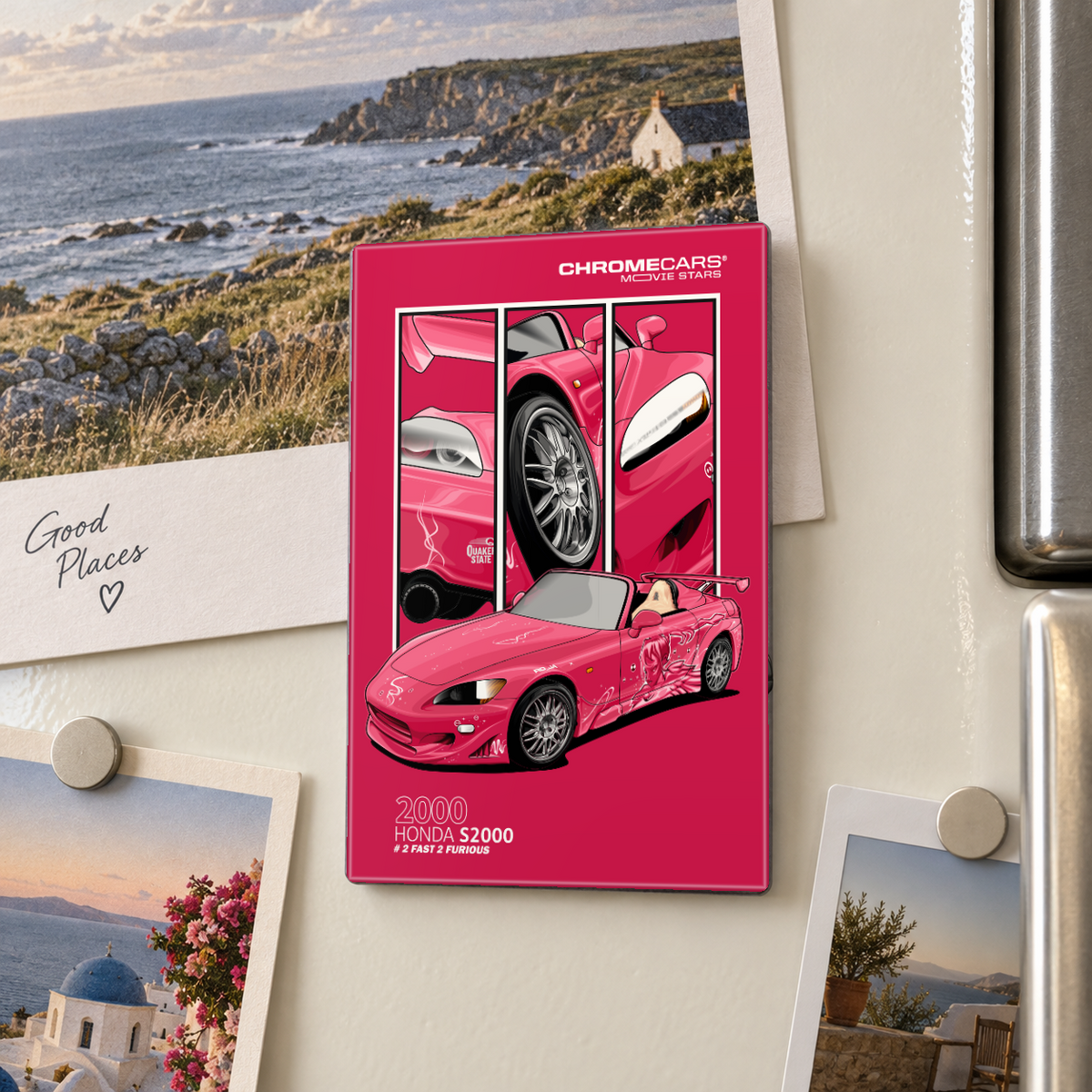 Illustrative Mockup-Szene am hellen Kühlschrank: Nahansicht eines hochkantigen ChromeCars-Motivmagneten mit pinkem Honda S2000 als Cabrio und drei Fahrzeugdetail-Ausschnitten auf magentafarbenem Grund. Rundherum hängen Reisefotos mit runden Magneten; rechts ist der Kühlschrankgriff zu sehen.