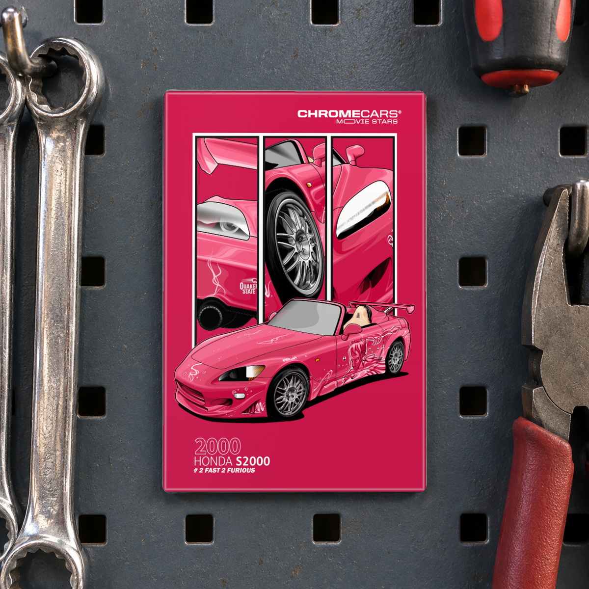 Illustrative Mockup-Szene an einer dunkelgrauen gelochten Werkzeugwand: Der hochkantige ChromeCars-Motivmagnet zeigt einen pinken Honda S2000 als Cabrio vor drei schmalen Fahrzeugdetail-Ausschnitten auf magentafarbenem Grund. Daneben hängen Ringschlüssel, eine Zange und ein Schraubendreher.