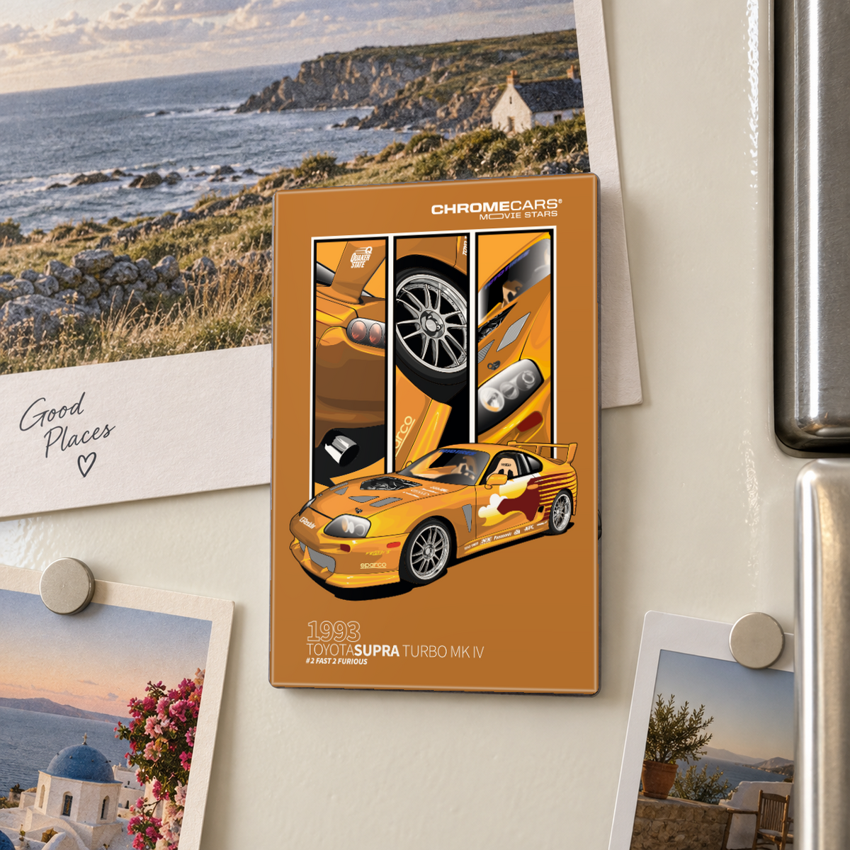 Illustrative Mockup-Nahansicht eines hochformatigen ChromeCars-Motivmagneten am hellen Kühlschrank zwischen Reisefotos und runden Magneten. Auf ockerfarbenem Grund zeigt das Motiv einen orangegelben Toyota Supra mit Heckspoiler sowie drei Detailfelder mit Heck, Felge und Front.