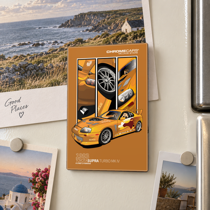 Illustrative Mockup-Nahansicht eines hochformatigen ChromeCars-Motivmagneten am hellen Kühlschrank zwischen Reisefotos und runden Magneten. Auf ockerfarbenem Grund zeigt das Motiv einen orangegelben Toyota Supra mit Heckspoiler sowie drei Detailfelder mit Heck, Felge und Front.