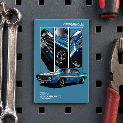 Illustrative Mockup-Nahaufnahme: Blauer ChromeCars-Motivmagnet an einer dunklen, gelochten Werkzeugwand. Auf dem hochformatigen Magneten sind ein blauer Chevrolet Camaro Yenko mit weißen Streifen und drei Detailansichten dargestellt. Links hängen Ringschlüssel, rechts eine Zange und oben ein rot-schwarzer Werkzeuggriff.