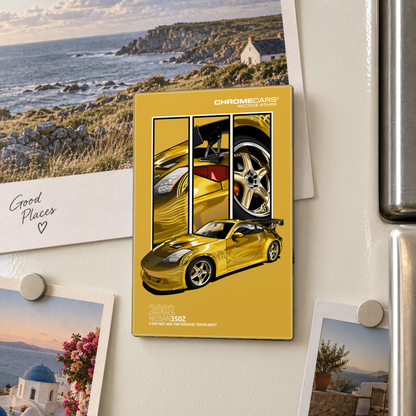 Illustrative Mockup-Nahaufnahme eines hochformatigen ChromeCars-Motivmagneten an einer hellen Kühlschranktür. Das goldgelbe Motiv zeigt einen Nissan 350Z mit schwarzem Heckspoiler vor drei senkrechten Fahrzeugdetail-Ausschnitten. Ringsum hängen Reisefotos mit runden Magneten; rechts ist der Türgriff sichtbar.