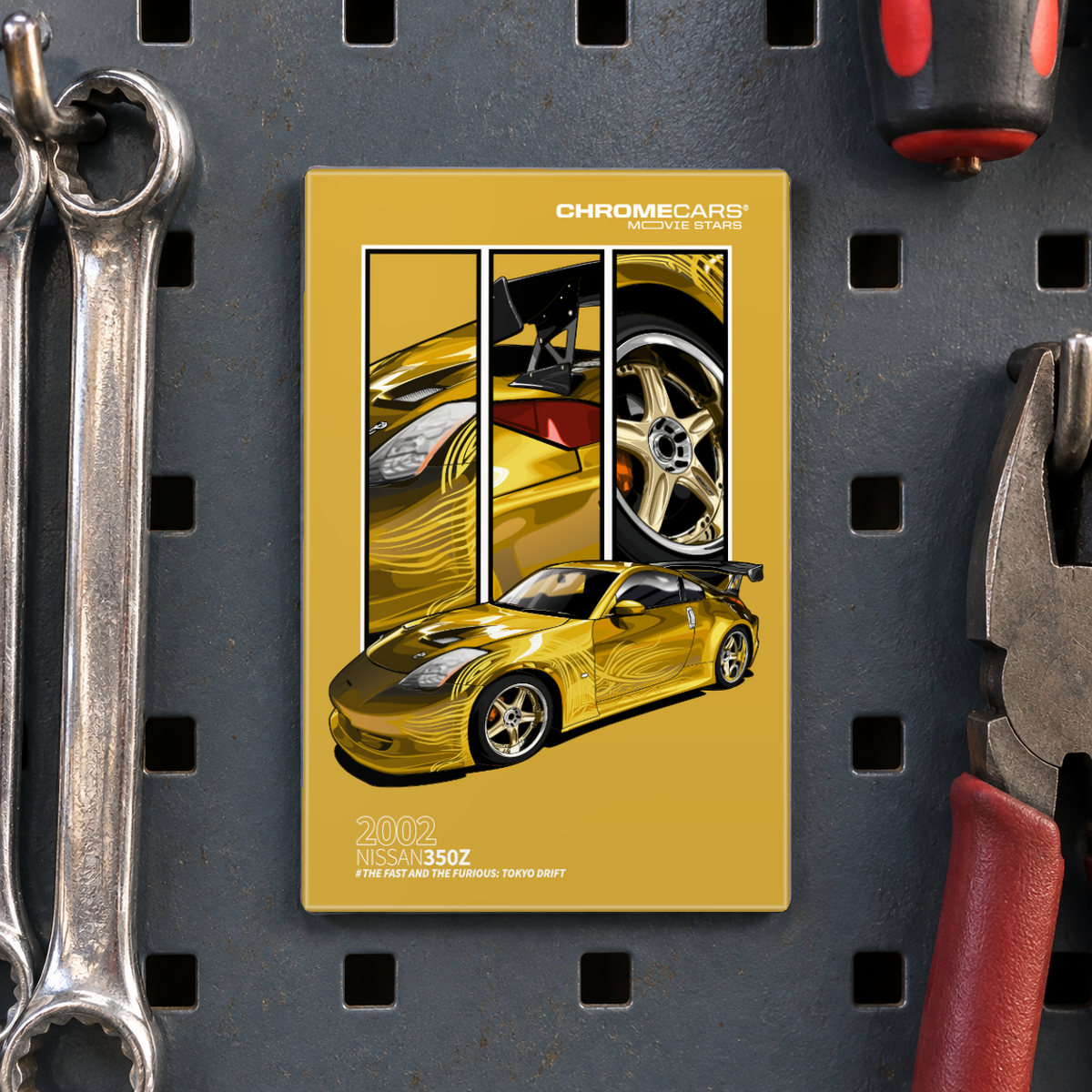 Illustrative Mockup-Nahaufnahme eines hochformatigen ChromeCars-Motivmagneten an einer dunklen Werkzeugwand mit quadratischen Löchern. Auf goldgelbem Grund ist ein Nissan 350Z mit schwarzem Heckspoiler vor drei Fahrzeugdetail-Ausschnitten dargestellt. Daneben hängen Ringschlüssel, eine Zange und ein Schraubendreher.