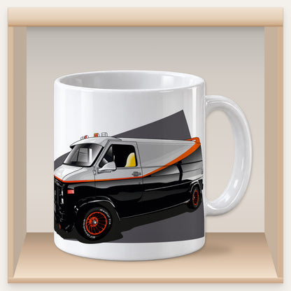 Weiße Tasse mit schwarz-grauem GMC-Vandura-Motiv in einem Holzfach des Tassenregals.