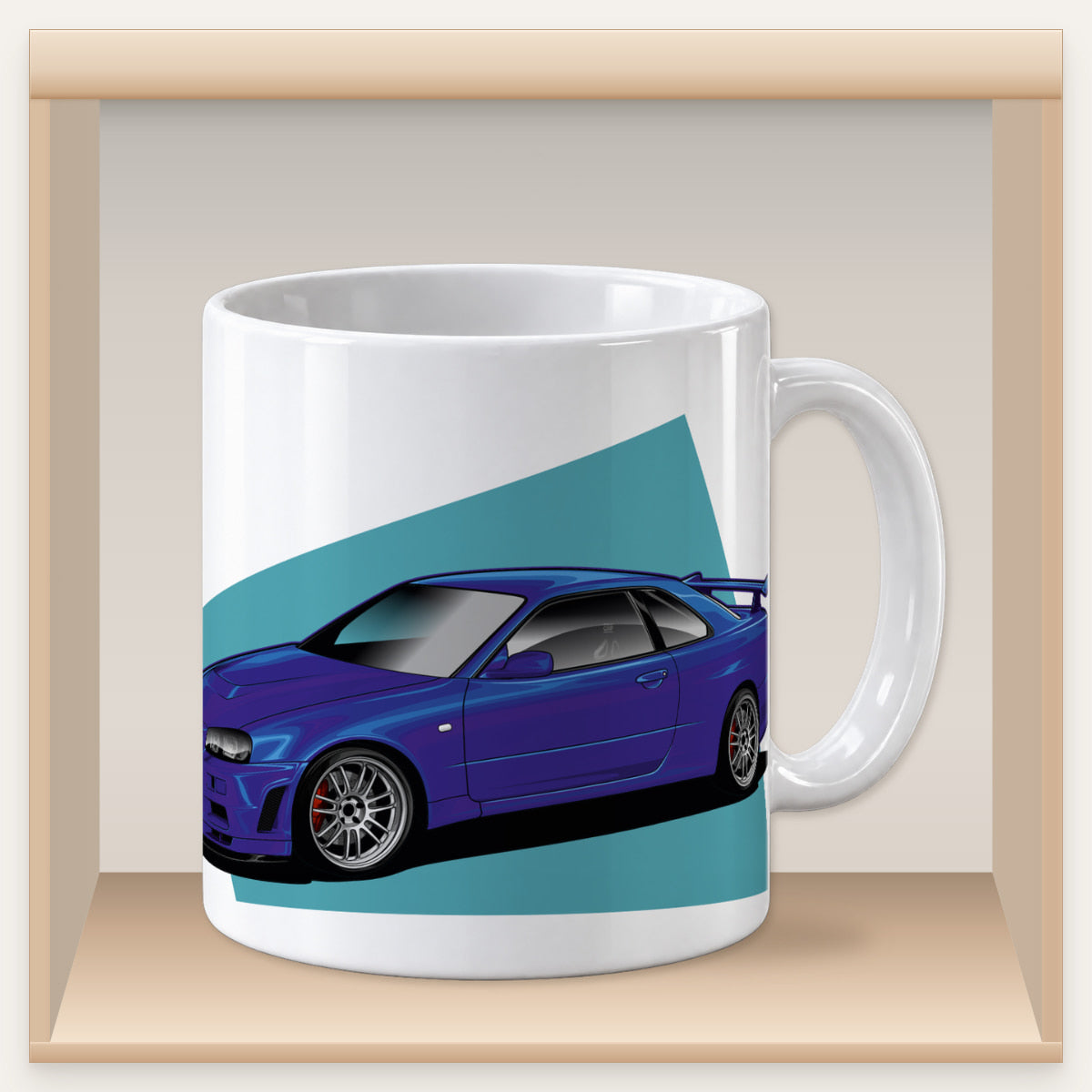 Weiße Tasse mit blauem Nissan-Skyline-R34-Motiv in einem Holzfach des Tassenregals.