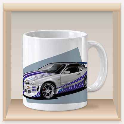 Weiße Tasse mit silber-blauviolettem Nissan-Skyline-R34-Motiv in einem Holzfach des Tassenregals.