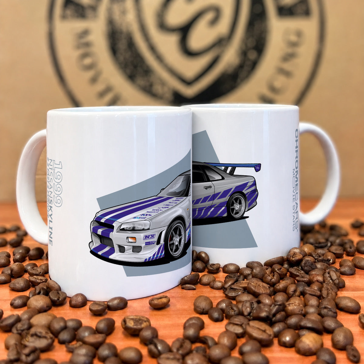 Zwei weiße Tassen mit silber-blauviolettem Nissan-Skyline-R34-Motiv zwischen Kaffeebohnen.