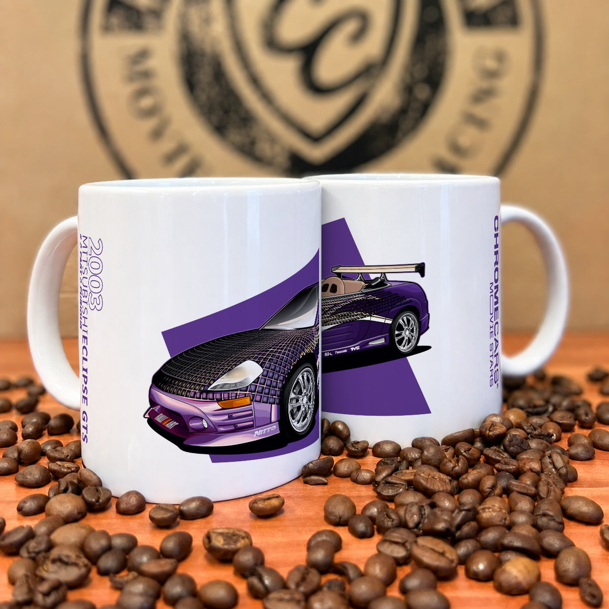 Zwei weiße Tassen mit violettem Mitsubishi-Eclipse-Motiv zwischen Kaffeebohnen.