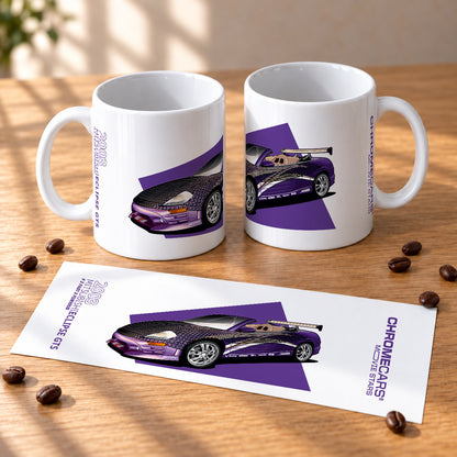 Zwei weiße Tassen mit violettem Mitsubishi-Eclipse-Motiv; davor liegt ein Blatt mit der vollständigen Gestaltung.