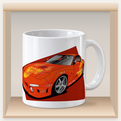 Weiße Tasse mit orangefarbenem Mazda-RX-7-Motiv in einem Holzfach des Tassenregals.