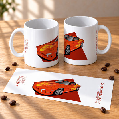 Zwei weiße Tassen mit orangefarbenem Mazda-RX-7-Motiv; davor liegt ein Blatt mit der vollständigen Gestaltung.