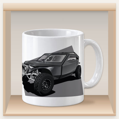 Weiße Tasse mit dunkelgrauem Fast-Attack-Car-Motiv in einem Holzfach des Tassenregals.