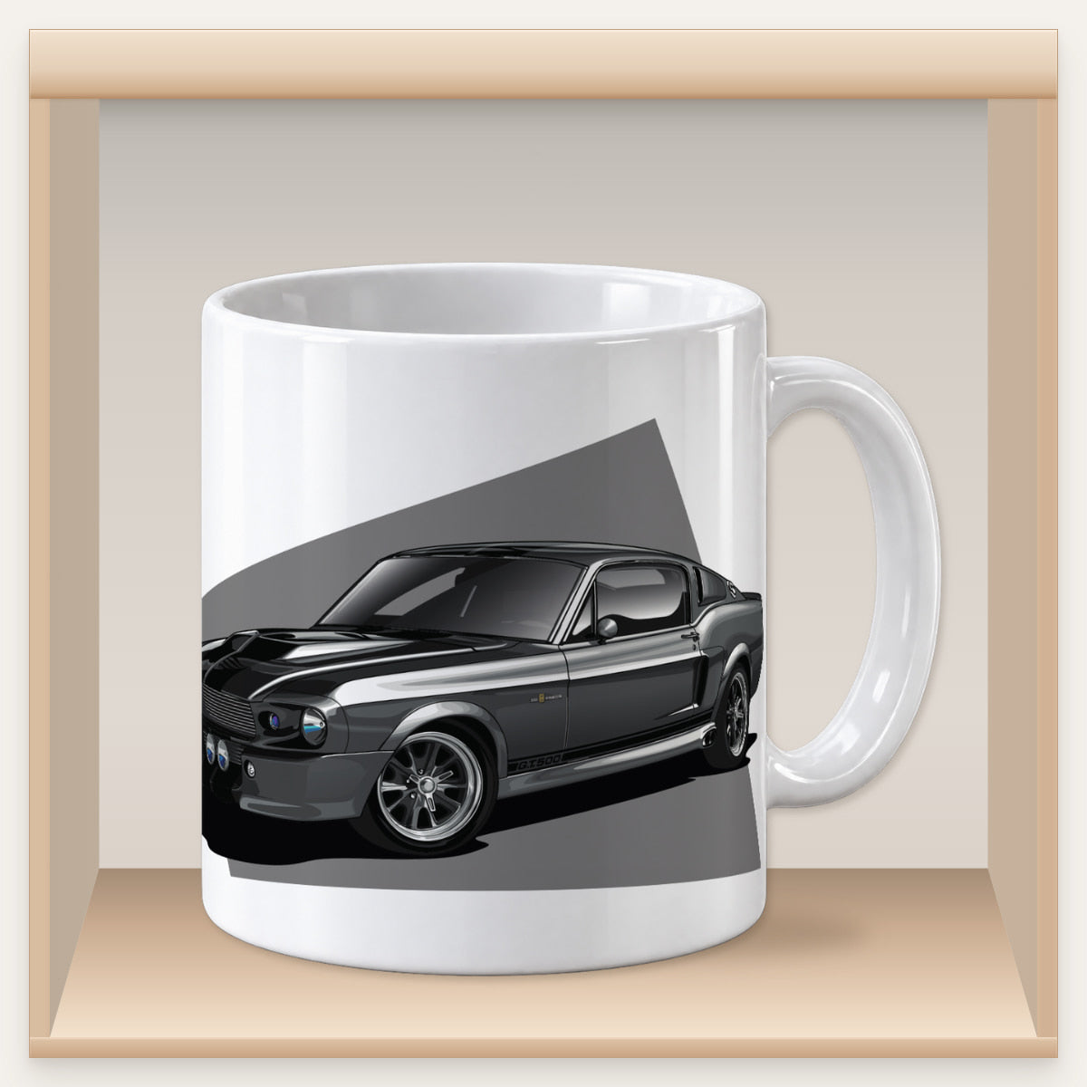 Weiße Tasse mit grauem Eleanor-Mustang-Motiv in einem Holzfach des Tassenregals.