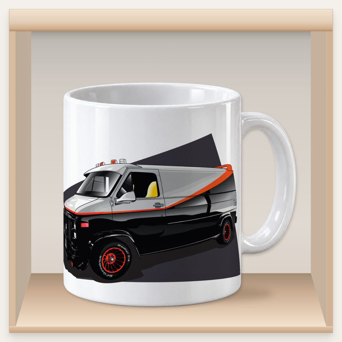 Weiße Tasse mit schwarz-grauem GMC-Vandura-Motiv in einem Holzfach des Tassenregals.