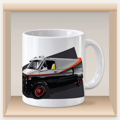 Weiße Tasse mit schwarz-grauem GMC-Vandura-Motiv in einem Holzfach des Tassenregals.