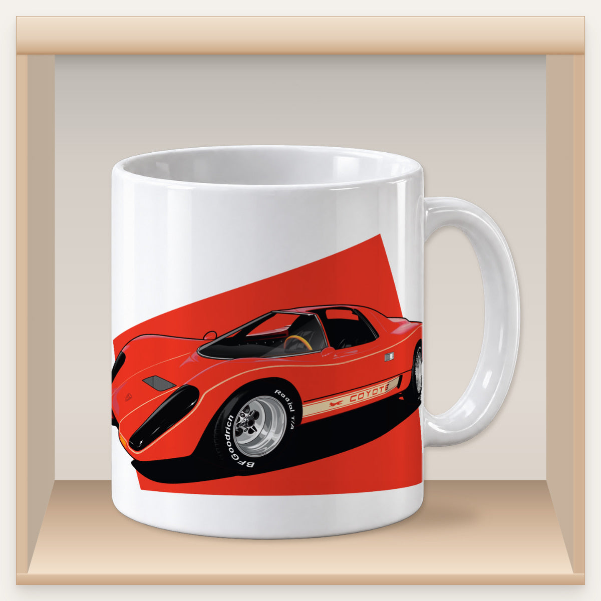 Weiße Tasse mit rotem Coyote-X-Motiv in einem Holzfach des Tassenregals.