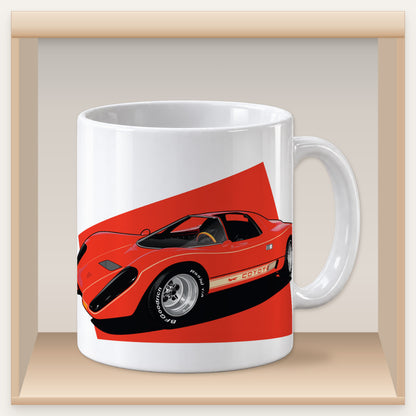 Weiße Tasse mit rotem Coyote-X-Motiv in einem Holzfach des Tassenregals.