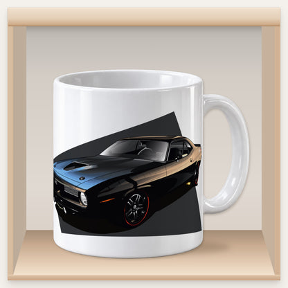 Weiße Tasse mit dunklem Hemi-Cuda-Motiv in einem Holzfach des Tassenregals.