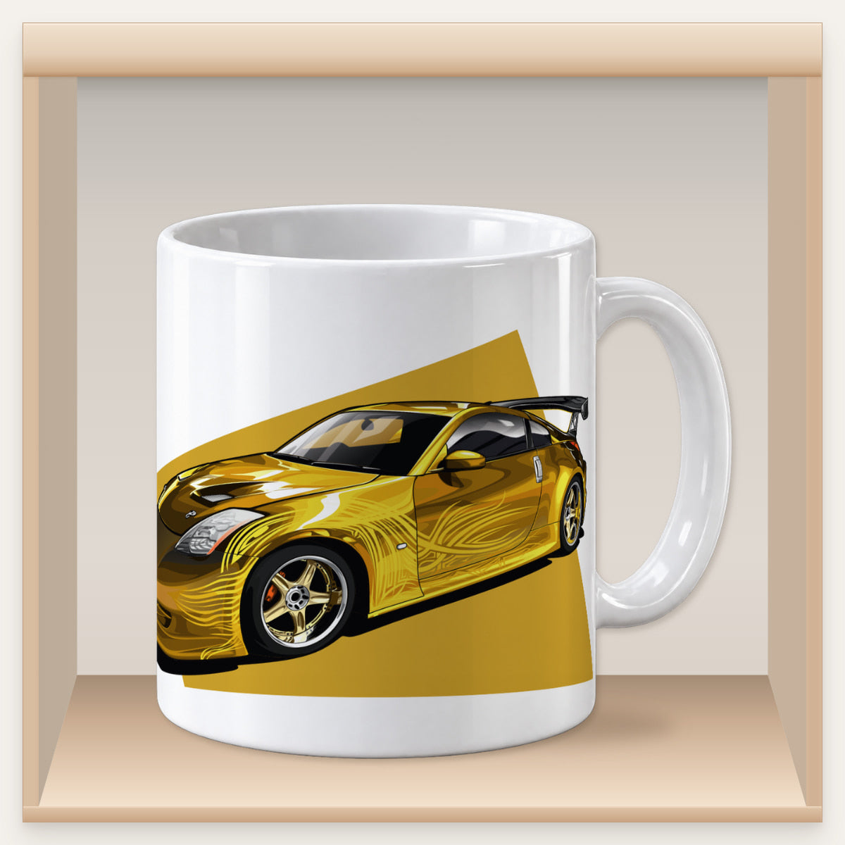 Weiße Tasse mit goldenem 350Z-Motiv in einem Holzfach des Tassenregals.