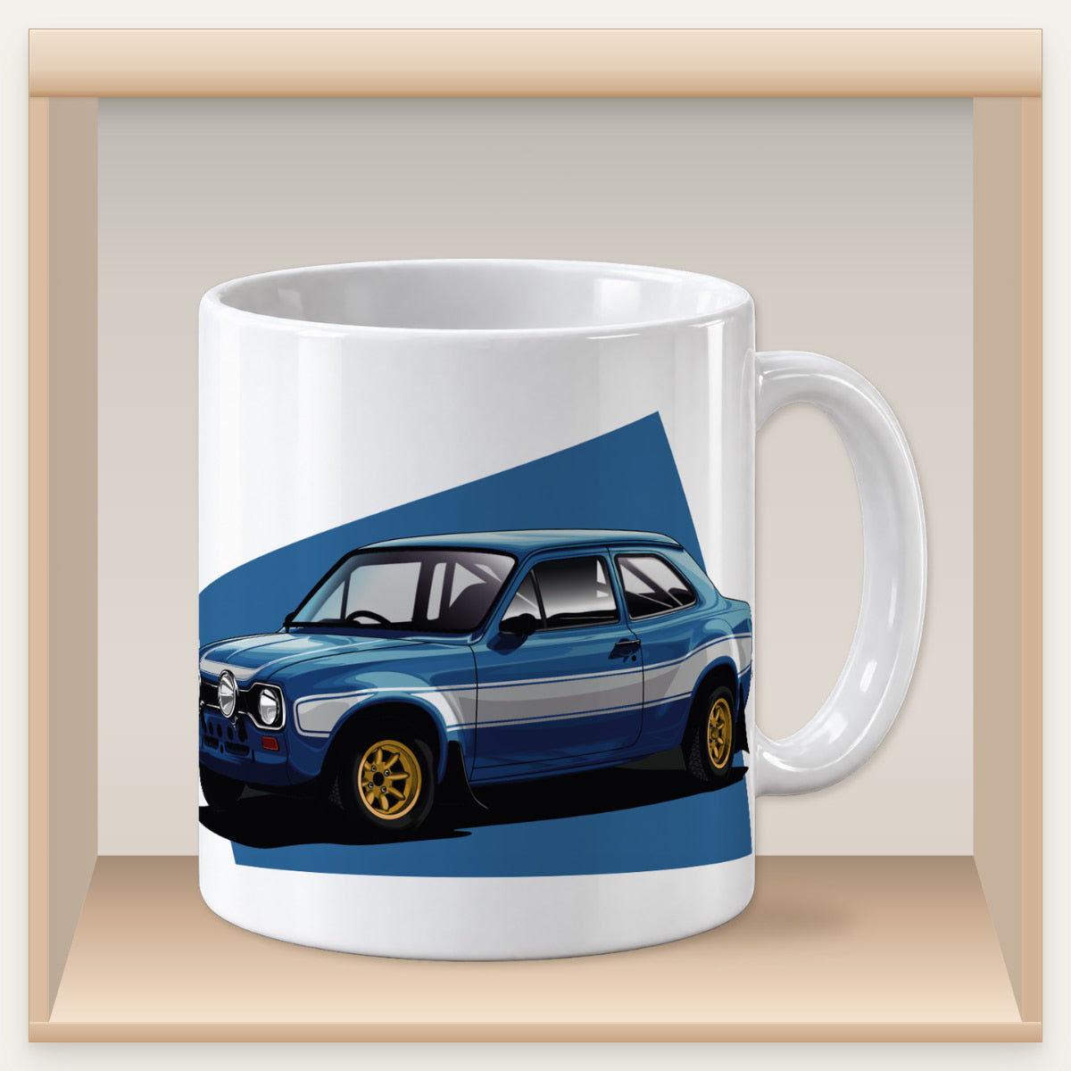 Weiße Tasse mit blauem Ford-Escort-Motiv in einem Holzfach des Tassenregals.