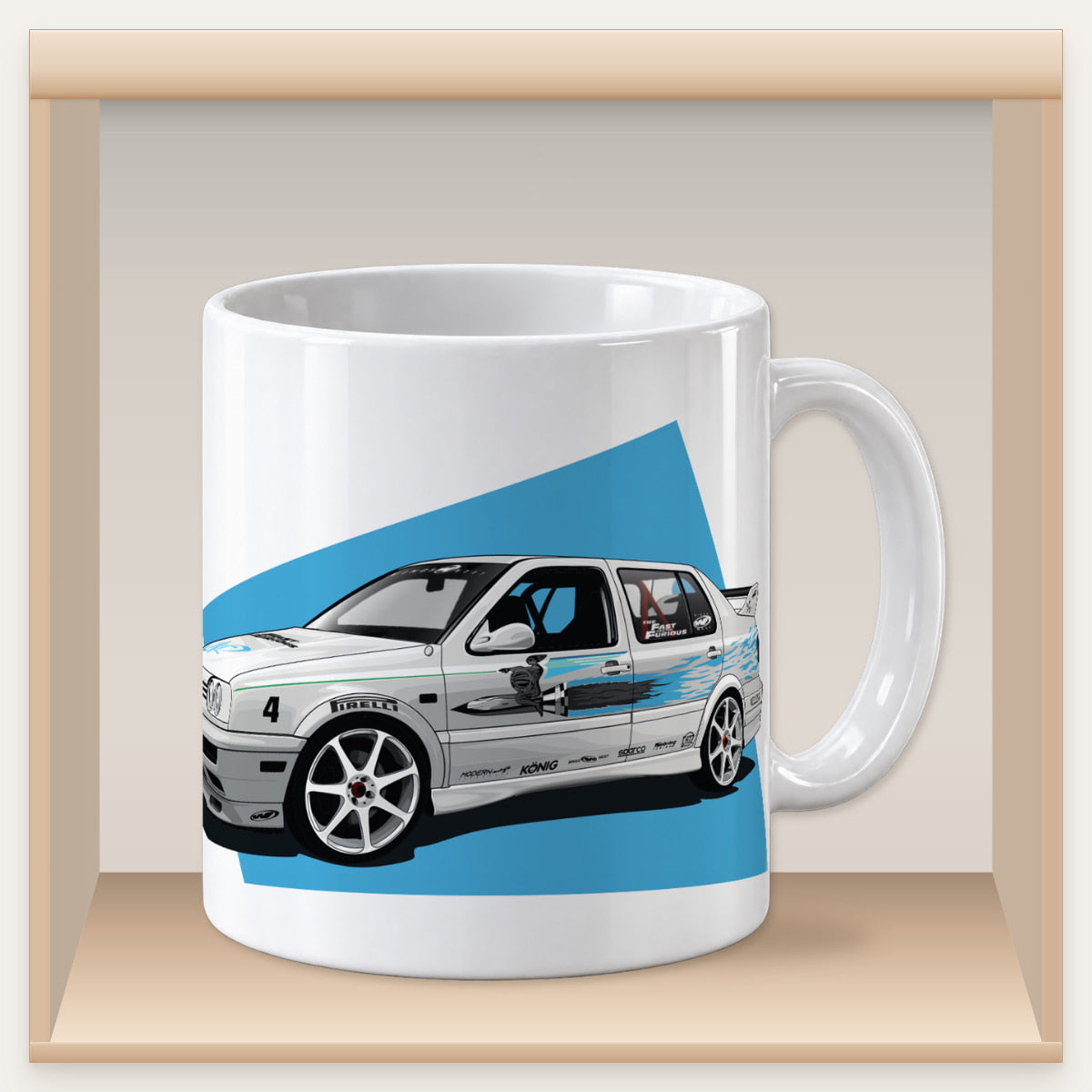 Weiße Tasse mit weiß-blauem Jetta-Motiv in einem Holzfach des Tassenregals.