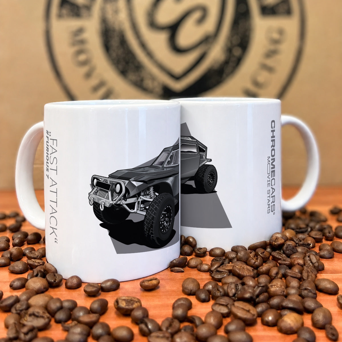 Zwei weiße Tassen mit Fast-Attack-Car-Druck zwischen Kaffeebohnen.