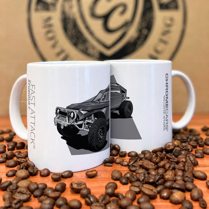 Zwei weiße Tassen mit Fast-Attack-Car-Druck zwischen Kaffeebohnen.