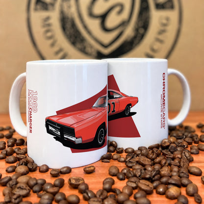 Zwei weiße Tassen mit General-Lee-Druck zwischen Kaffeebohnen.