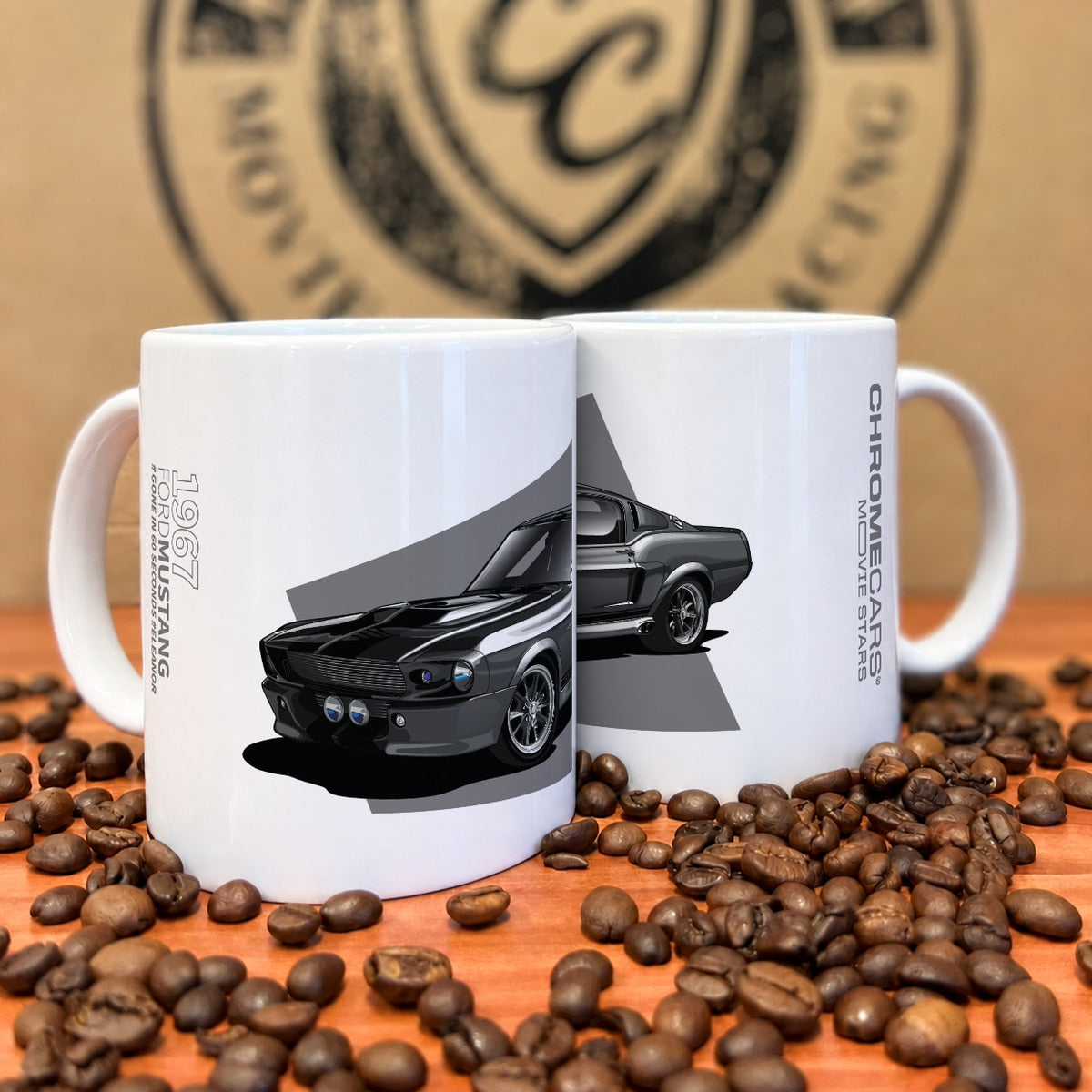 Zwei weiße Tassen mit Eleanor-Mustang-Druck zwischen Kaffeebohnen.