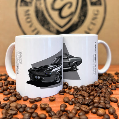Zwei weiße Tassen mit Eleanor-Mustang-Druck zwischen Kaffeebohnen.