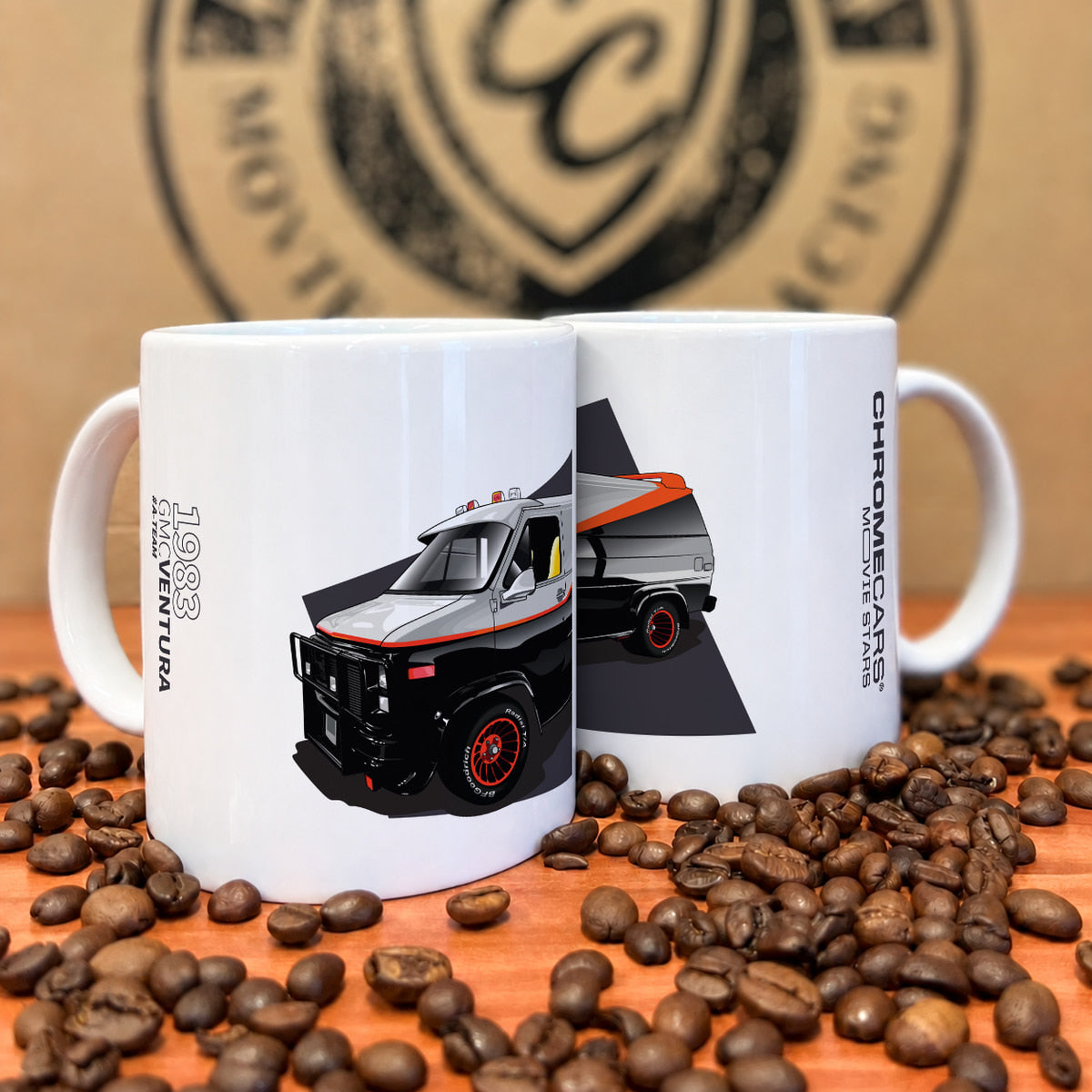 Zwei weiße Tassen mit GMC-Vandura-Druck zwischen Kaffeebohnen.