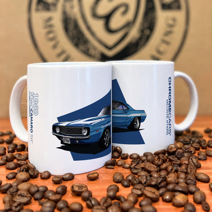 Zwei weiße Tassen mit Yenko-Camaro-Druck zwischen Kaffeebohnen.