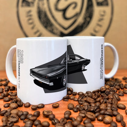 Zwei weiße Tassen mit Bullitt-Charger-Druck zwischen Kaffeebohnen.
