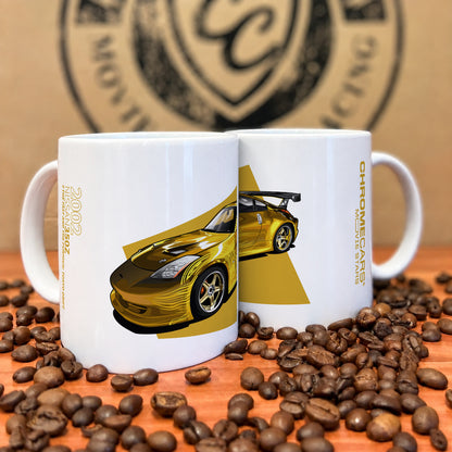Zwei weiße Tassen mit goldenem 350Z-Druck zwischen Kaffeebohnen.