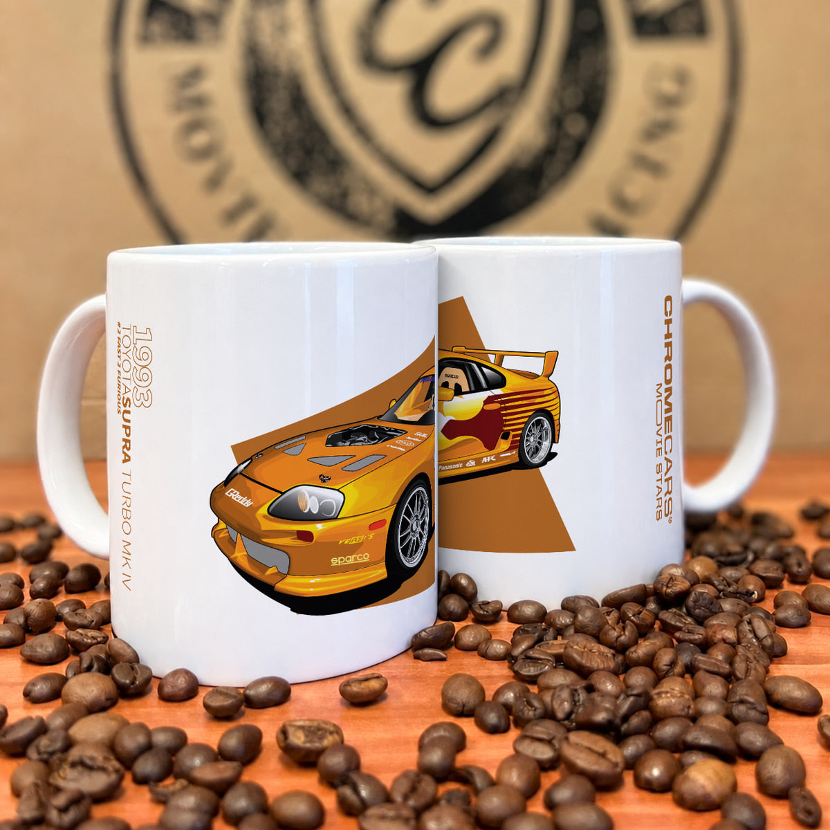 Zwei weiße Tassen mit Supra-Druck zwischen Kaffeebohnen.