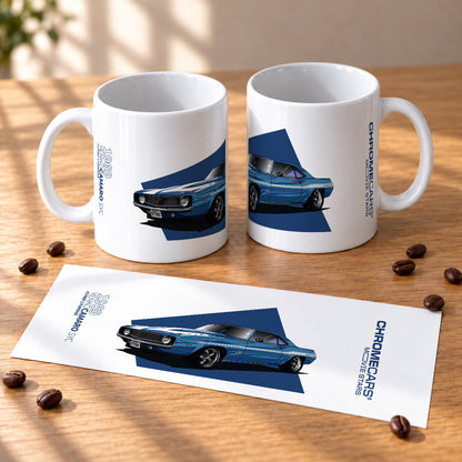 Zwei weiße Tassen mit Yenko-Camaro-Druck; davor liegt ein Blatt mit der vollständigen Gestaltung.