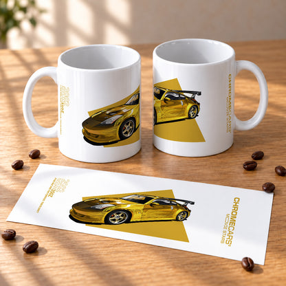 Zwei weiße Tassen mit goldenem 350Z-Druck; davor liegt ein Blatt mit der vollständigen Gestaltung.