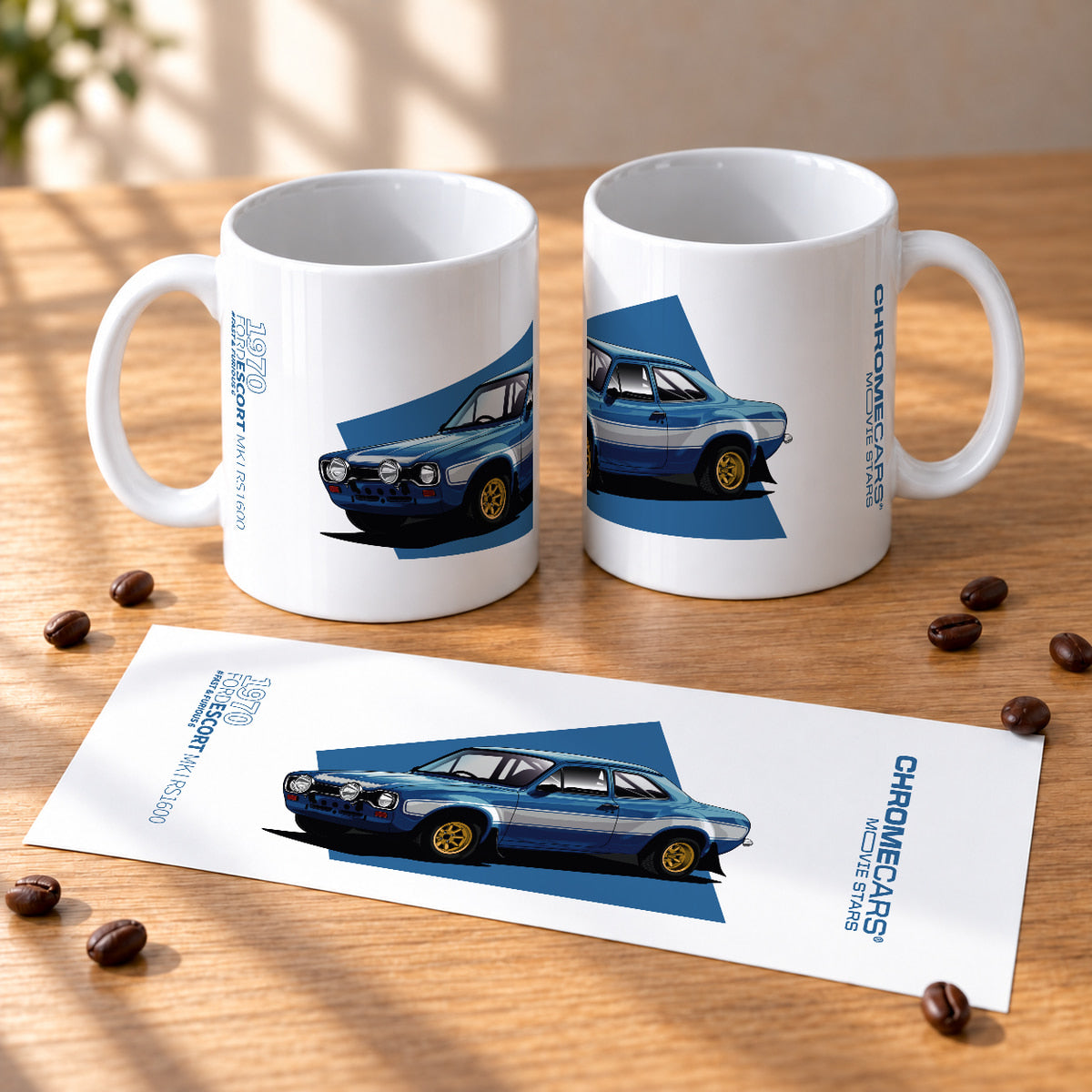 Zwei weiße Tassen mit Ford-Escort-Druck; davor liegt ein Blatt mit der vollständigen Gestaltung.