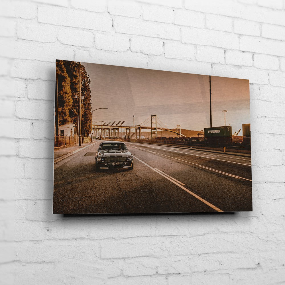Eleanor – Long Beach Drive auf gebürstetem Aluminium an weißer Ziegelwand