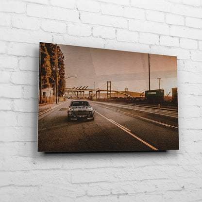 Eleanor – Long Beach Drive auf gebürstetem Aluminium an weißer Ziegelwand