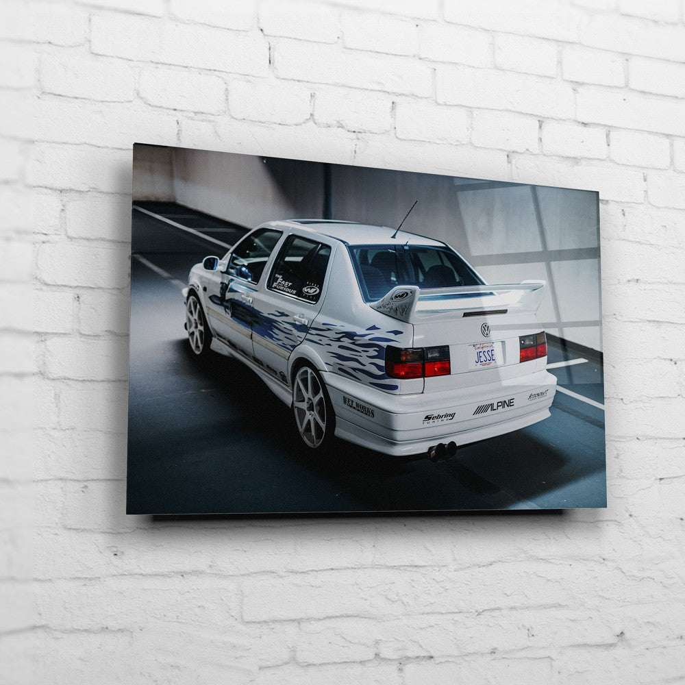 Jesse’s VW Jetta – Garage Rear auf Acrylglas an weißer Ziegelwand