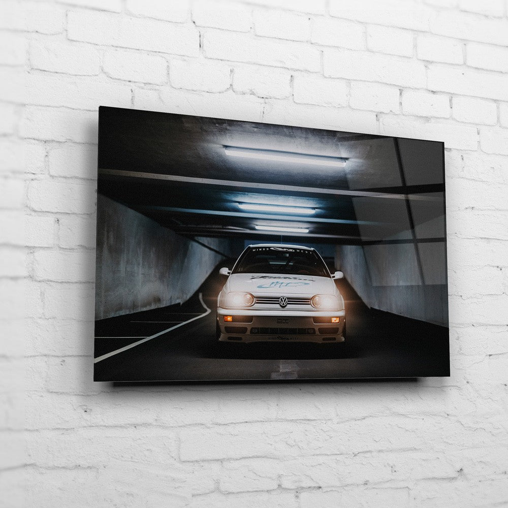 Jesse’s VW Jetta – Tunnel Front auf Acrylglas an weißer Ziegelwand