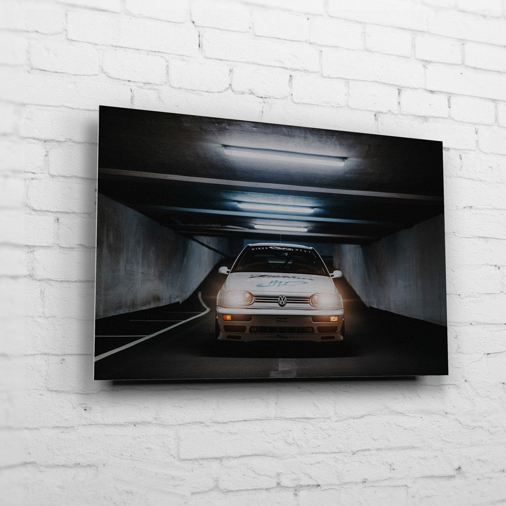 Jesse’s VW Jetta – Tunnel Front auf gebürstetem Aluminium an weißer Ziegelwand